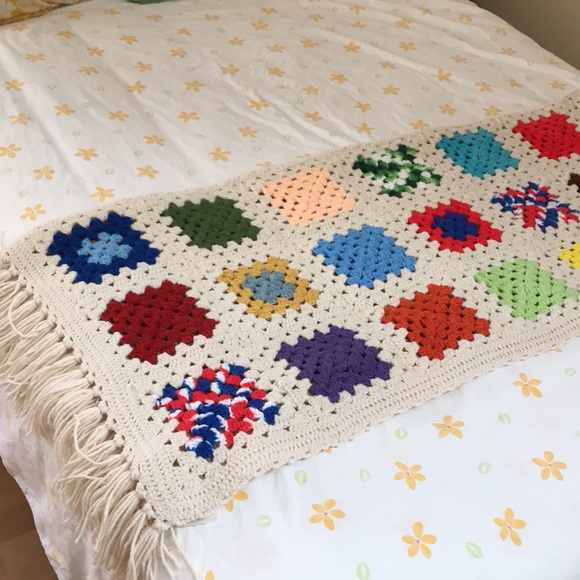 Granny Square crochet throw blanket cream yarn colorful handmade. Tassels green - Picture 8 of 16